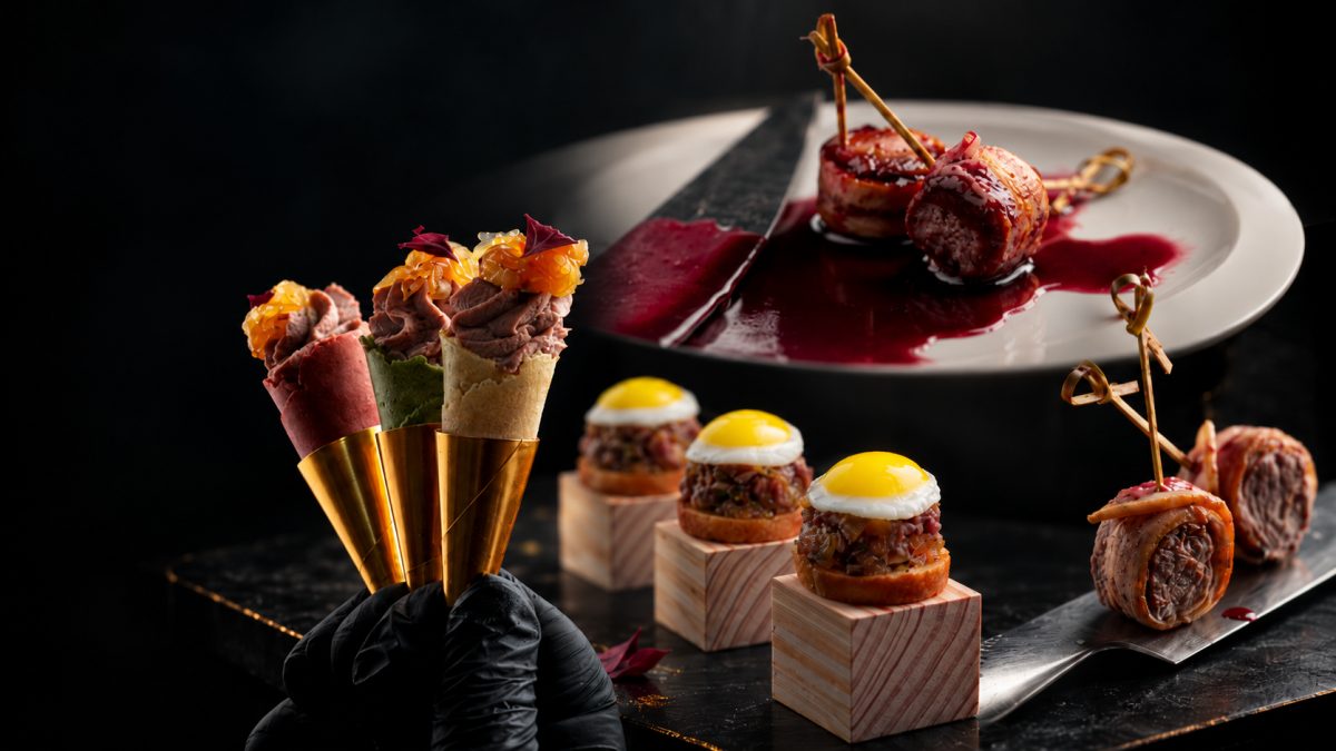 Canapés gourmet bajo luz cinematográfica.png